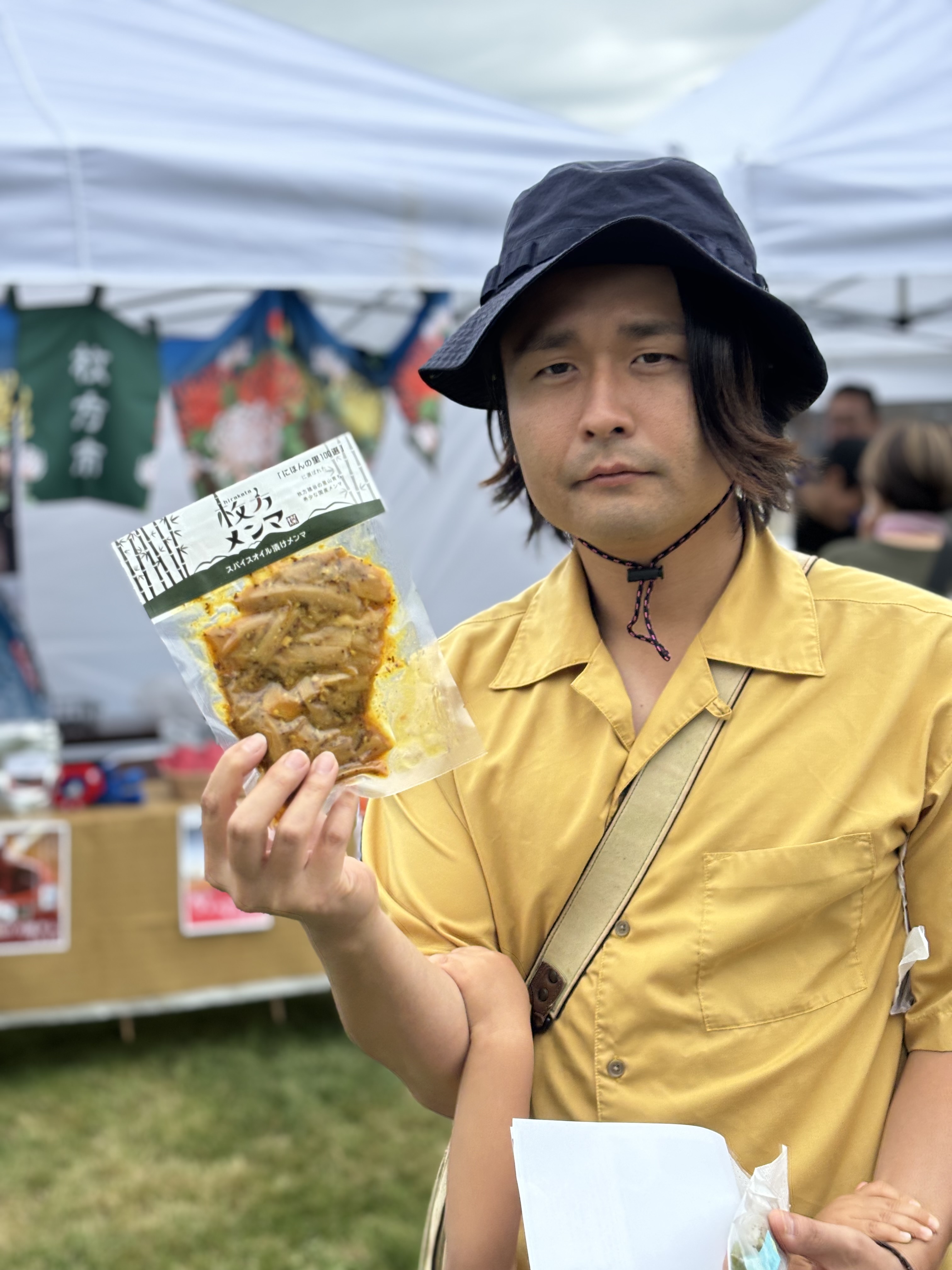 枚方メンマを手にする久保